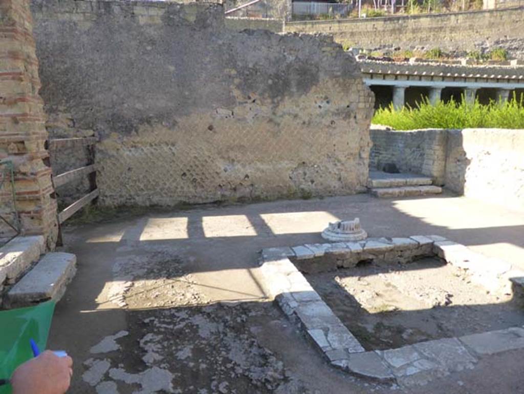 II.1 Herculaneum, September 2015. Looking towards west side of atrium.